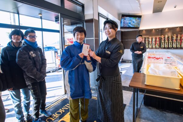 霜ふり祭り 受け取りの様子