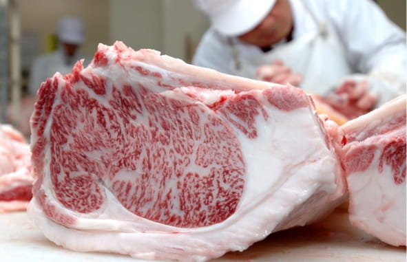 精肉加工中の松阪牛サーロイン肉