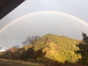 松阪牛牧場の前に虹