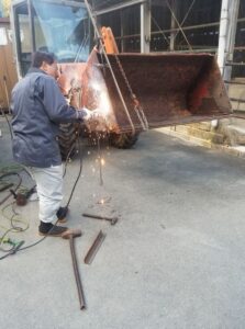 松阪牛牧場の車修理