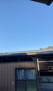 松阪牛牛舎の屋根と空
