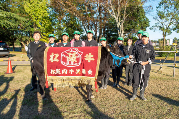 第73回松阪肉牛共進会で相可高校（三重県立相可高等学校）が出品した「にしき」号を落札した記念撮影