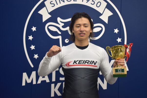 松阪F1ナイター競輪『秋の霜ふり本舗杯』でＳ級優勝の山口拳矢選手がカップを持つ姿