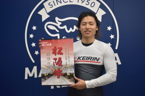 松阪F1ナイター競輪『秋の霜ふり本舗杯』でＳ級優勝の山口拳矢選手がパネルを持つ姿
