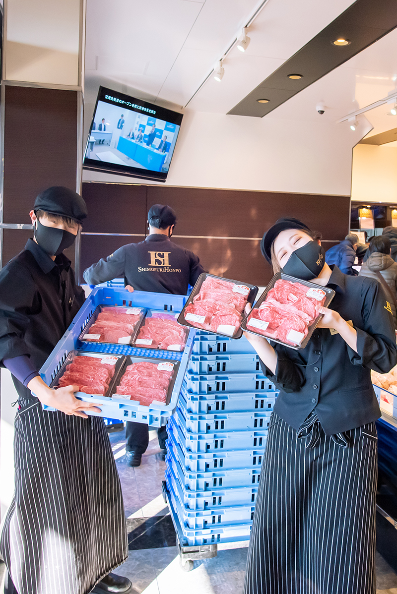 数量限定の特産松阪牛の精肉パックを持つ女性スタッフ