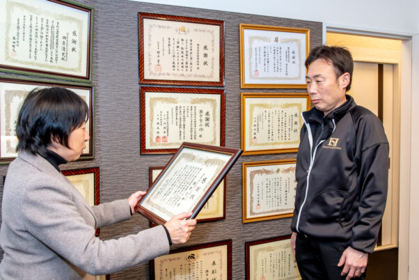 三重県立相可高等学校長より感謝状をいただく瀬古食品の代表取締役社長 瀬古守伸