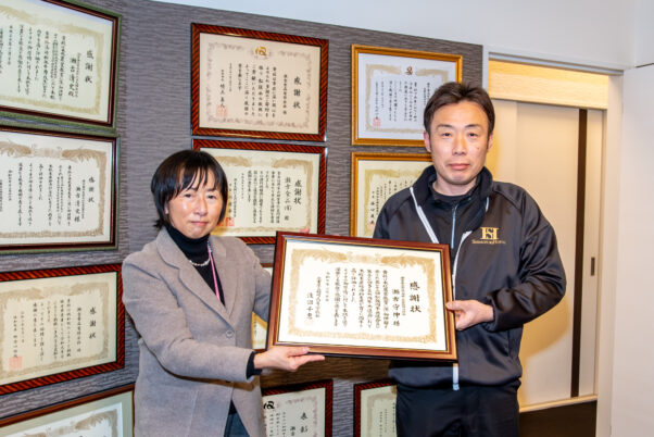 三重県立相可高等学校長より感謝状をいただく瀬古食品の代表取締役社長 瀬古守伸