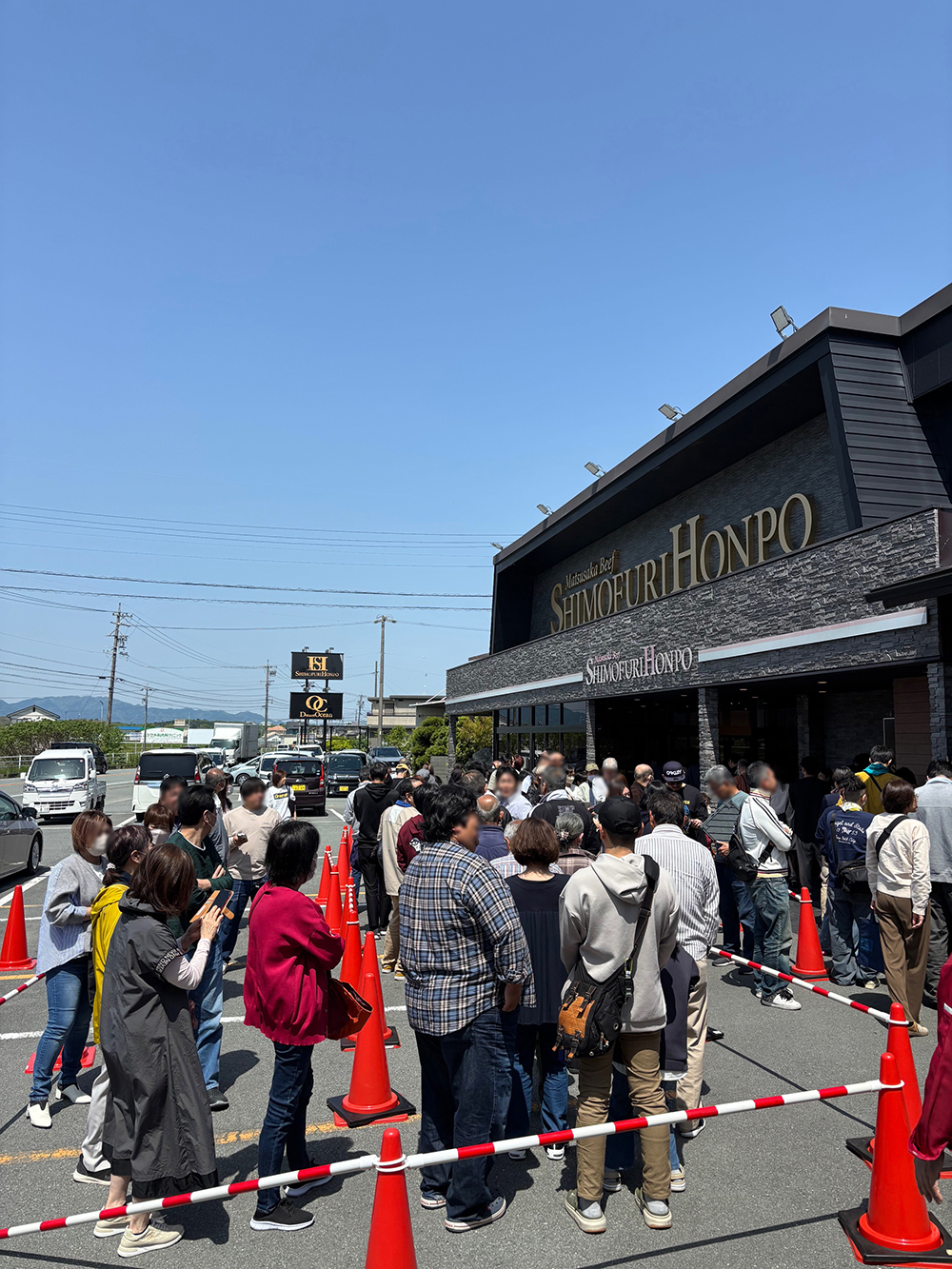 2025年5月ゴールデンウィーク期間中の三重県松阪市の精肉店 霜ふり本舗の行列