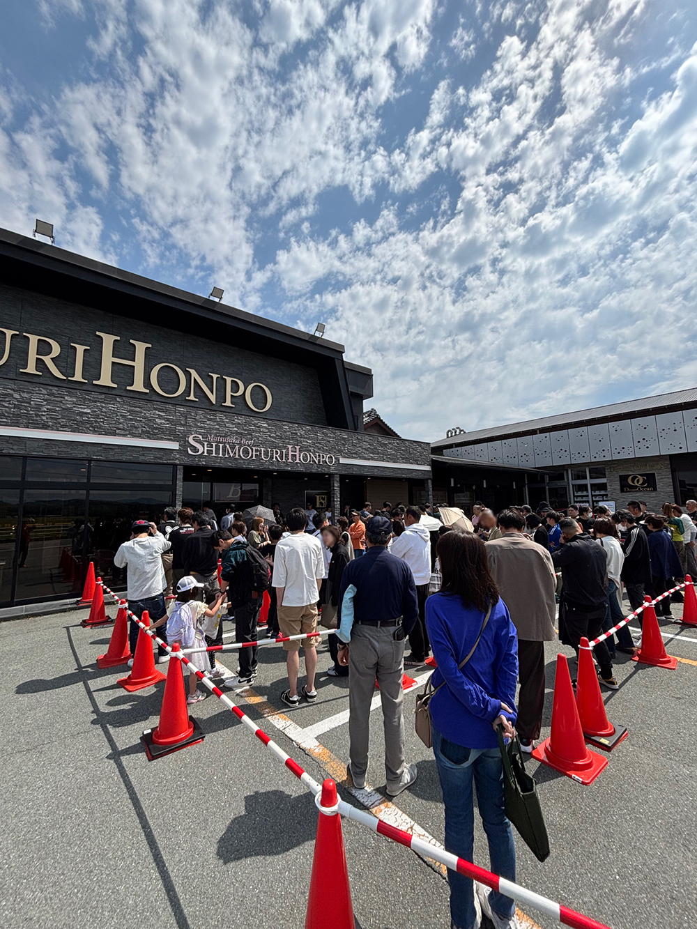 2025年5月ゴールデンウィーク期間中の三重県松阪市の精肉店 霜ふり本舗の行列