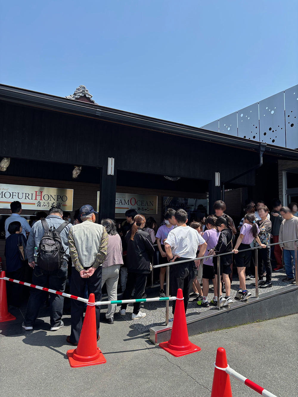 2025年5月ゴールデンウィーク期間中の三重県松阪市の精肉店 霜ふり本舗の行列
