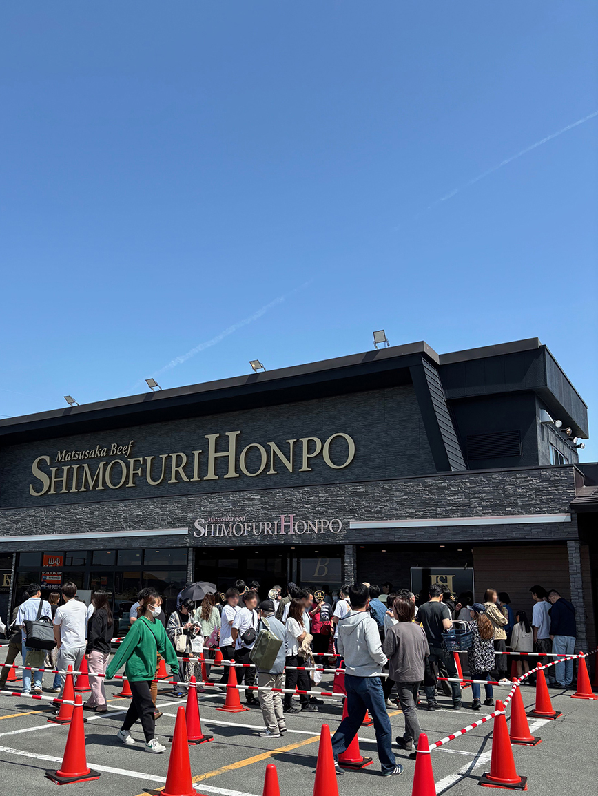 2025年5月ゴールデンウィーク期間中の三重県松阪市の精肉店 霜ふり本舗の行列