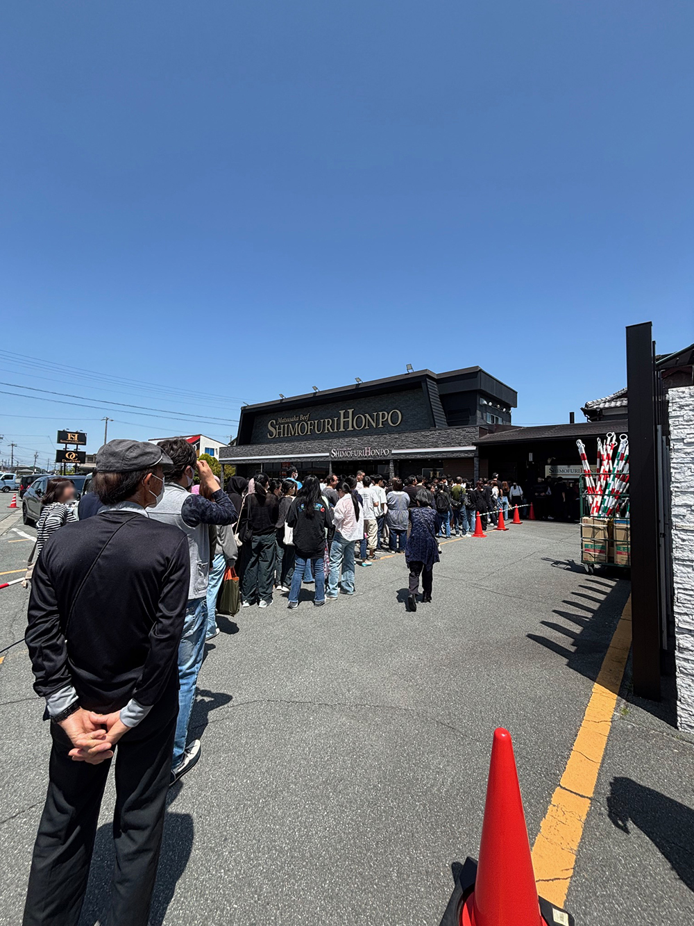 2025年5月ゴールデンウィーク期間中の三重県松阪市の精肉店 霜ふり本舗の行列