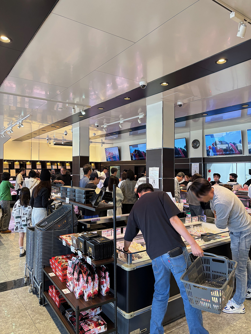 2025年5月ゴールデンウィーク期間中の三重県松阪市の精肉店 霜ふり本舗の店内