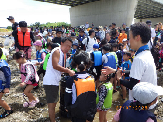 三重県松阪市で開催されたイベント「カヌー体験及び鮎つかみ大会」 ➃うなぎの放流体験➀