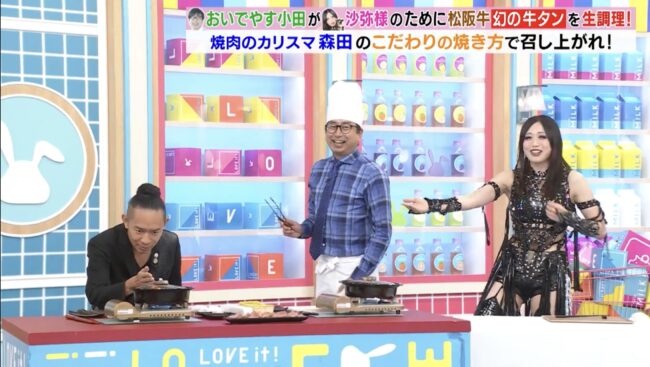 焼肉のカリスマ森田氏が霜ふり本舗の松阪牛の牛タンの焼き方を説明するシーン