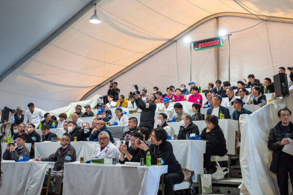 第74回 松阪肉牛共進会での特産松阪牛のセリ市に参加した購入業者