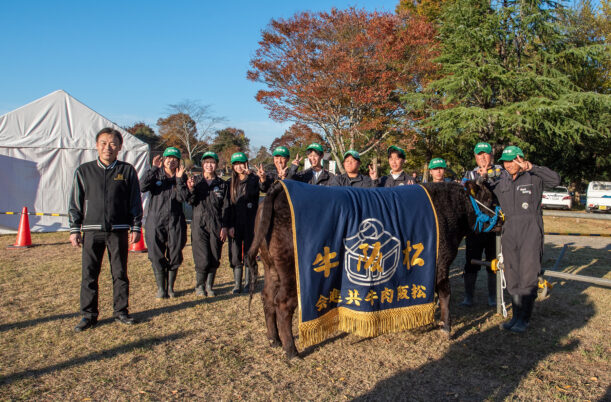 第74回 松阪肉牛共進会にて相可高校の生徒、特産松阪牛、霜ふり本舗 代表 瀬古との記念撮影