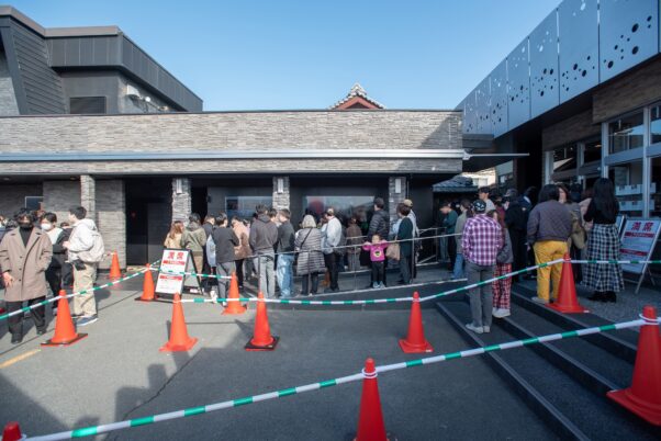 日本初の焼肉ビュッフェと松阪牛料理のレストラン ドリームオーシャンの2025年12月29日・30日・31日のお店前に並ぶお客様の様子