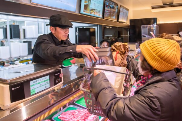 2025年12月29日・30日・31日に開催された三重県松阪市の精肉店 霜降り本舗の霜ふりまつりでお客様対応をするスタッフ