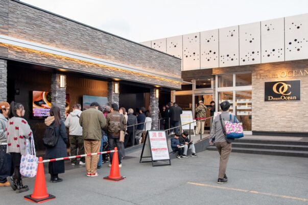 日本初の焼肉ビュッフェと松阪牛料理のレストラン ドリームオーシャンの2025年12月29日・30日・31日のお店前に並ぶお客様の様子