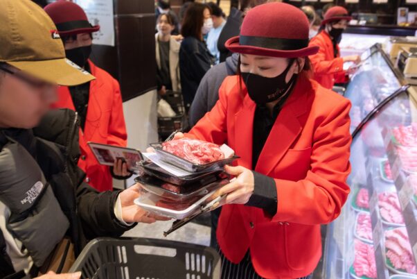 2025年12月29日・30日・31日に開催された三重県松阪市の精肉店 霜降り本舗の霜ふりまつりでお客様対応をするスタッフ