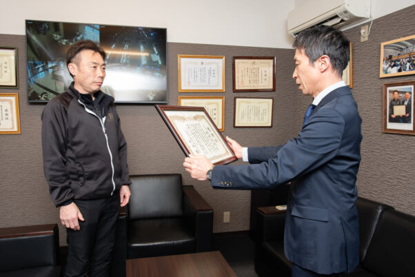 三重県立相可高等学校長より感謝状をいただく瀬古食品の代表 瀬古守伸氏➀