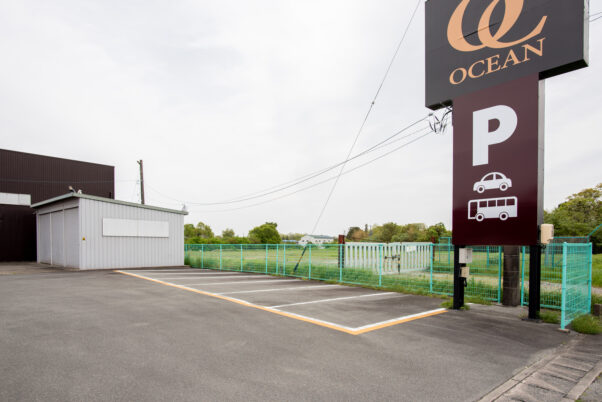 精肉店「霜ふり本舗」とレストラン「ドリームオーシャン」のバイク・自転車用の駐輪場3