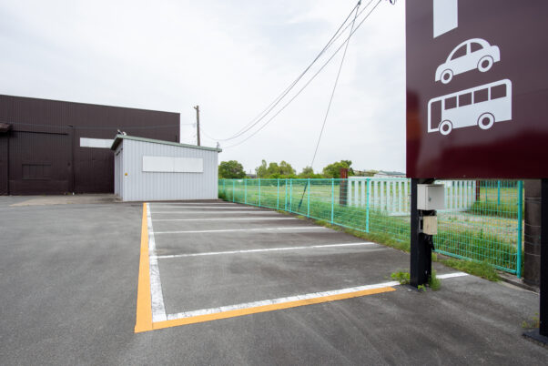 精肉店「霜ふり本舗」とレストラン「ドリームオーシャン」のバイク・自転車用の駐輪場4