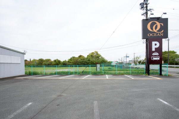 精肉店「霜ふり本舗」とレストラン「ドリームオーシャン」のバイク・自転車用の駐輪場2