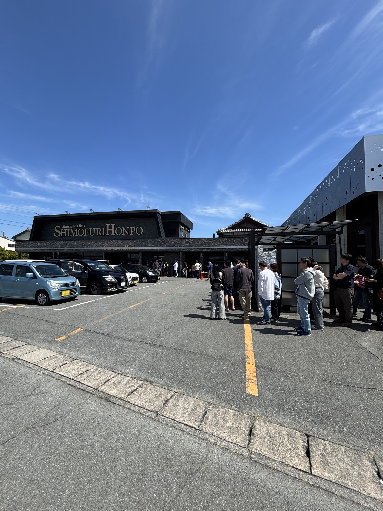 ➀ゴールデンウイークの連休に三重県松阪市の精肉店 霜ふり本舗とレストランドリームオーシャンに並ぶ行列