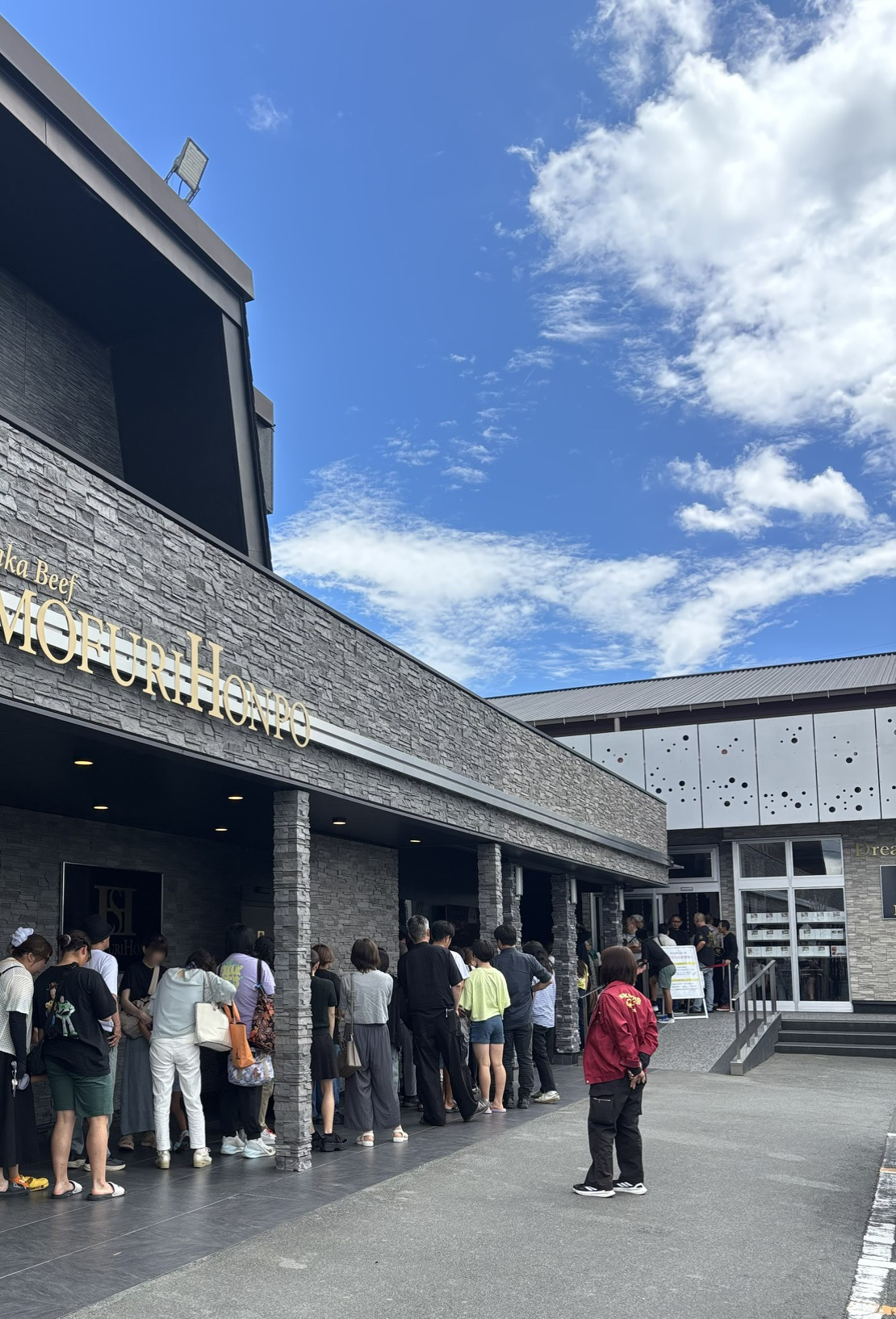 2026年8月のお盆期間中の精肉店 霜ふり本舗とレストランドリームオーシャンの行列