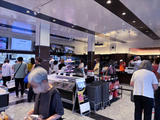 2026年8月のお盆期間中の精肉店 霜ふり本舗の店内➀