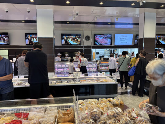 2026年8月のお盆期間中の精肉店 霜ふり本舗の店内